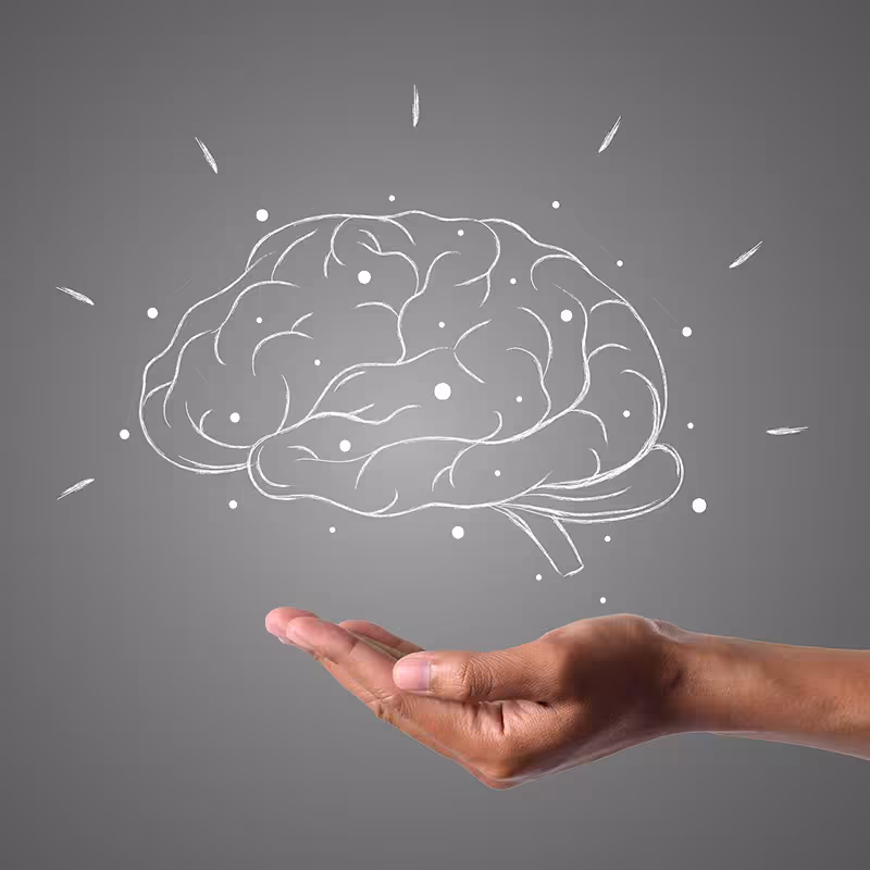 mano sosteniendo un cerebro